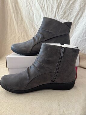 Cloudsteppers by Clarks Grey Ruched Ankle Booties Women’s size 10